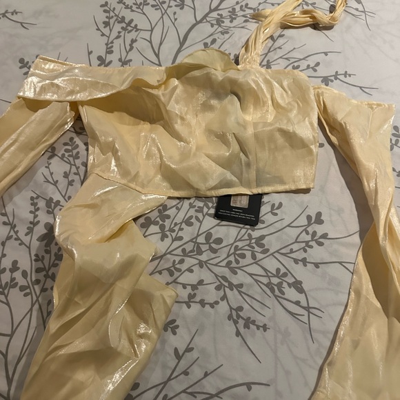 Stunning yellow crop top with drape tie detail 💛 - Picture 5 of 8